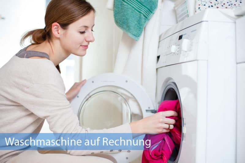 Frau befüllt Waschmaschine